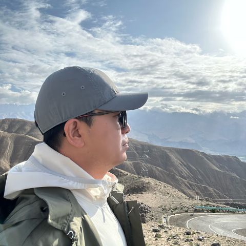 A photo of Henry Cheng